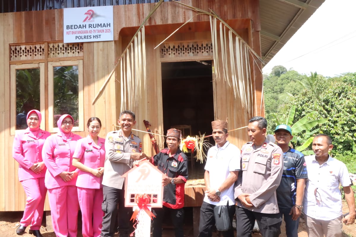 Peringati HUT Bhayangkara ke-79 Polres Hulu Sungai Tengah Kunjungi Warga Desa Pedalaman,Berikan Bantuan dan Bagikan Sembako
