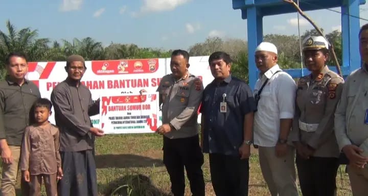 Menyambut HUT Bhayangkara ke -79,Kapolres Tanjabtim Resmikan Sumur Bor Bantuan dari Polri untuk Masyarakat 