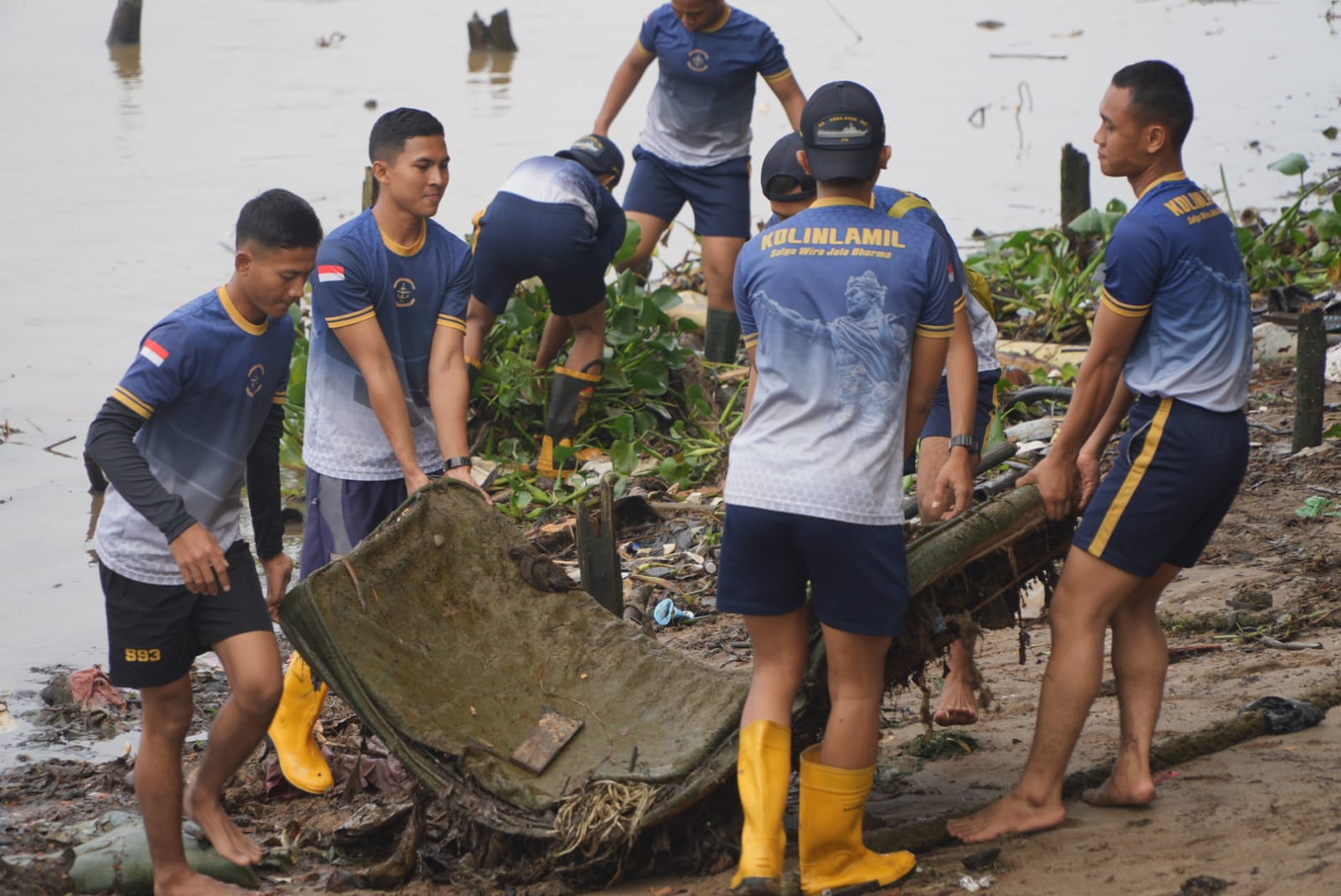 Rayakan HUT Kolinlamil ke-64,KRI Banda Aceh 593 Gelar Bakti Sosial di Palembang Serta  Ajak Warga Bersih-Bersih Sungai Musi