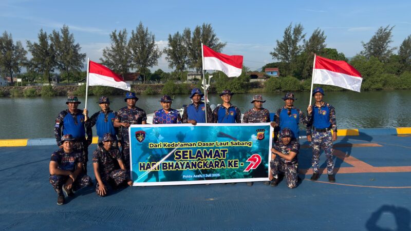 Peringati Hari Bhayangkara ke-79, Ditpolairud Polda Aceh Kibarkan Merah Putih di Dasar Laut Sabang