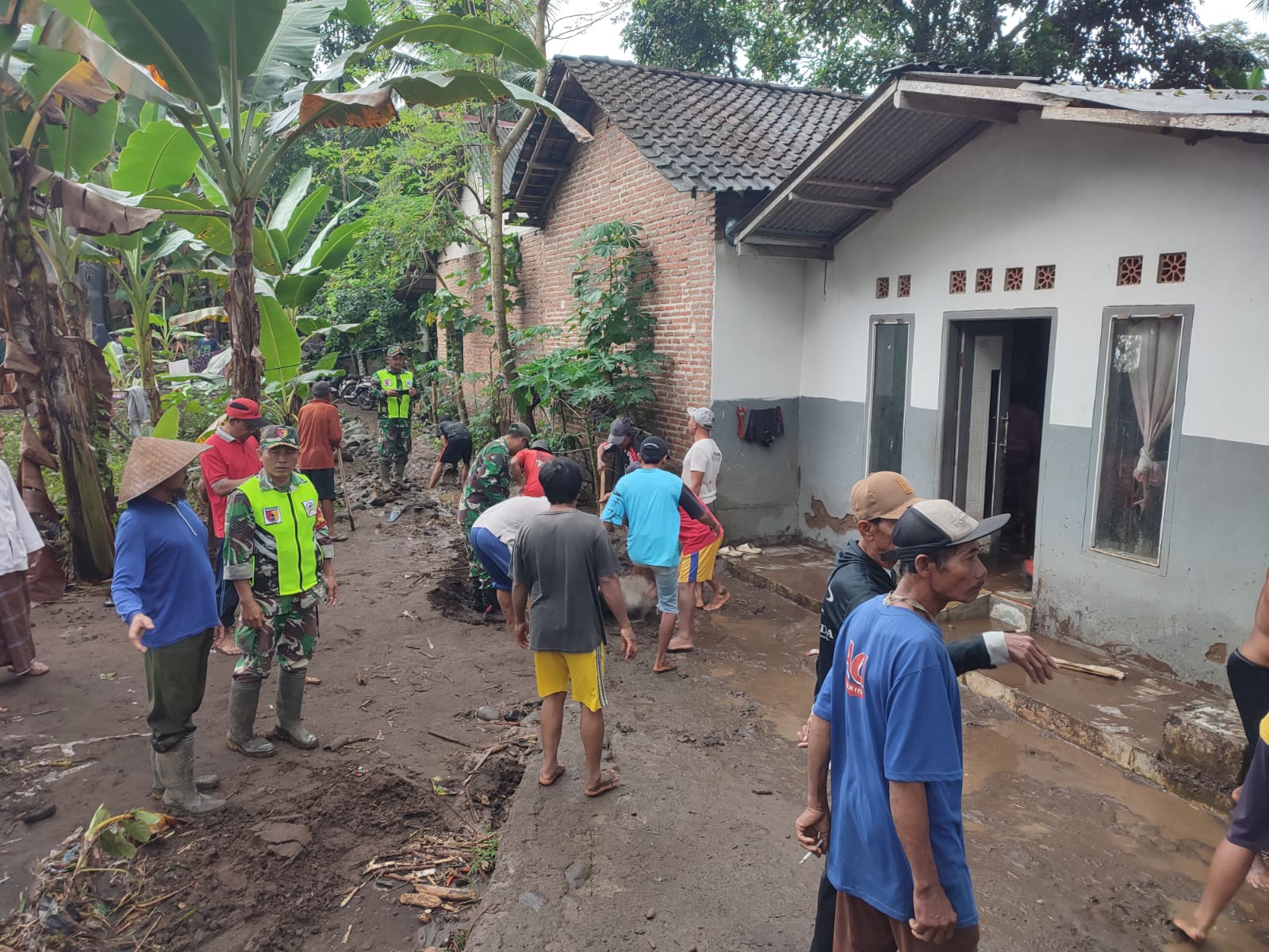 Koramil 0825-20/Songgon Bersama Warga Bersihkan Air dan Lumpur Akibat Luapan Air Sungai Binau