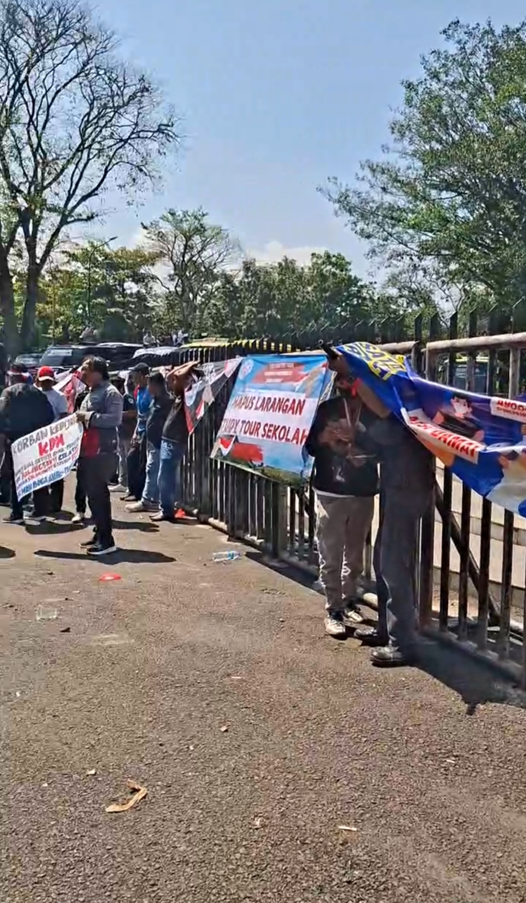 Solidaritas Para Pekerja Pariwasata Jawa Barat (P3IB), Gelar Aksi Demo,Minta di Cabut Surat Edaran Larangan Study Tour Kebijakan Gubernur Jabar