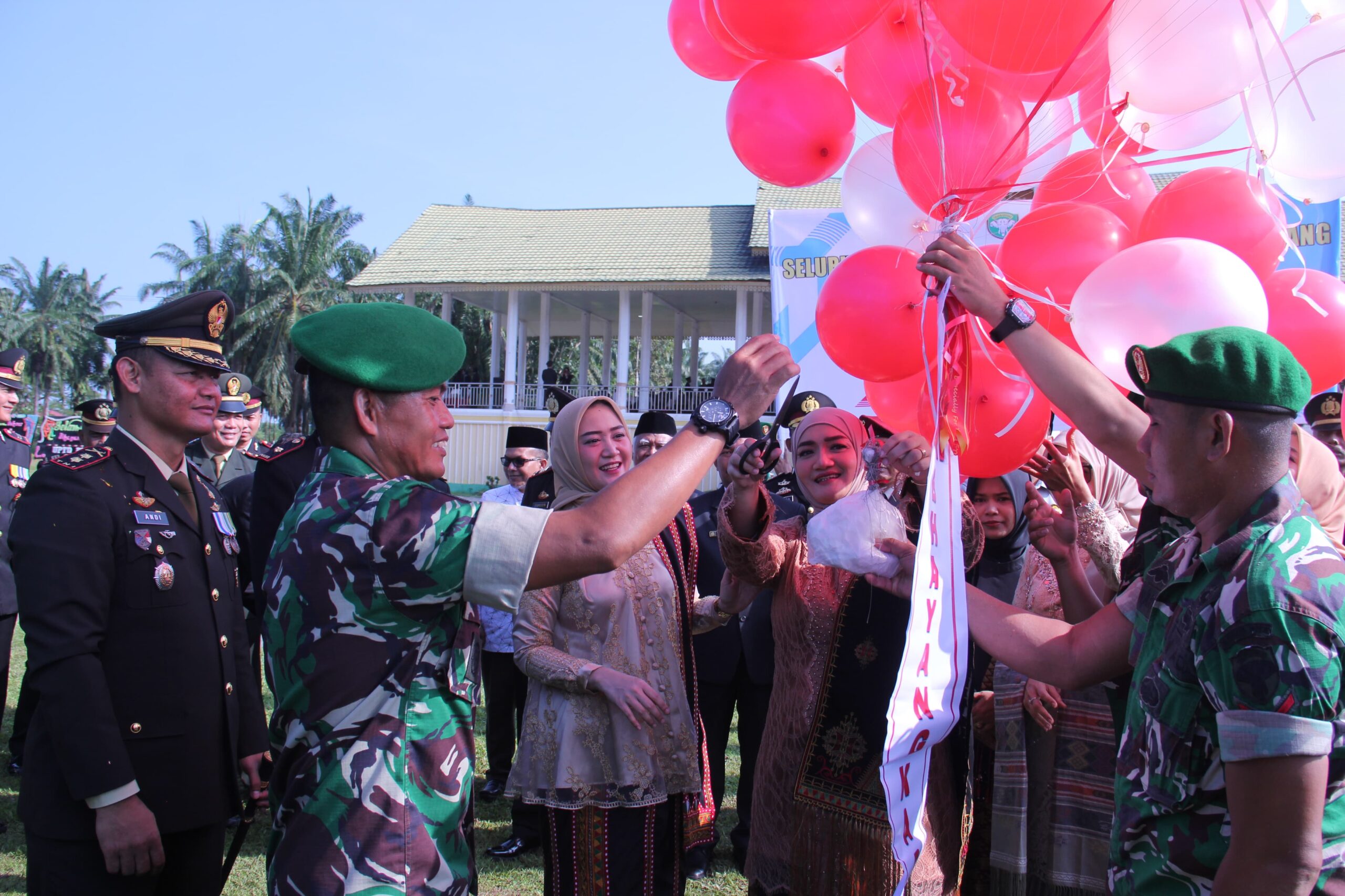 Kodim 0117/Aceh Tamiang Berikan Surprise Tumpeng usai Upacara Hari Bhayangkara Ke-79 Polres Aceh Tamiang