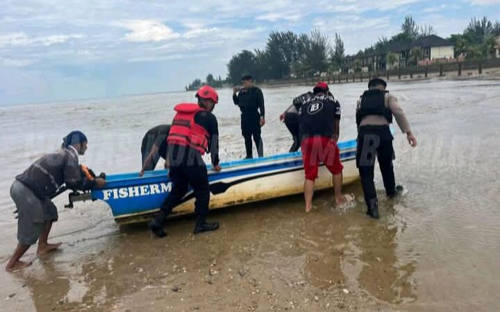 Batalyon A Pelopor Satbrimob Polda Kaltim, Selamatkan 4 Orang Pemancing  Yang Nyaris Tenggelam 