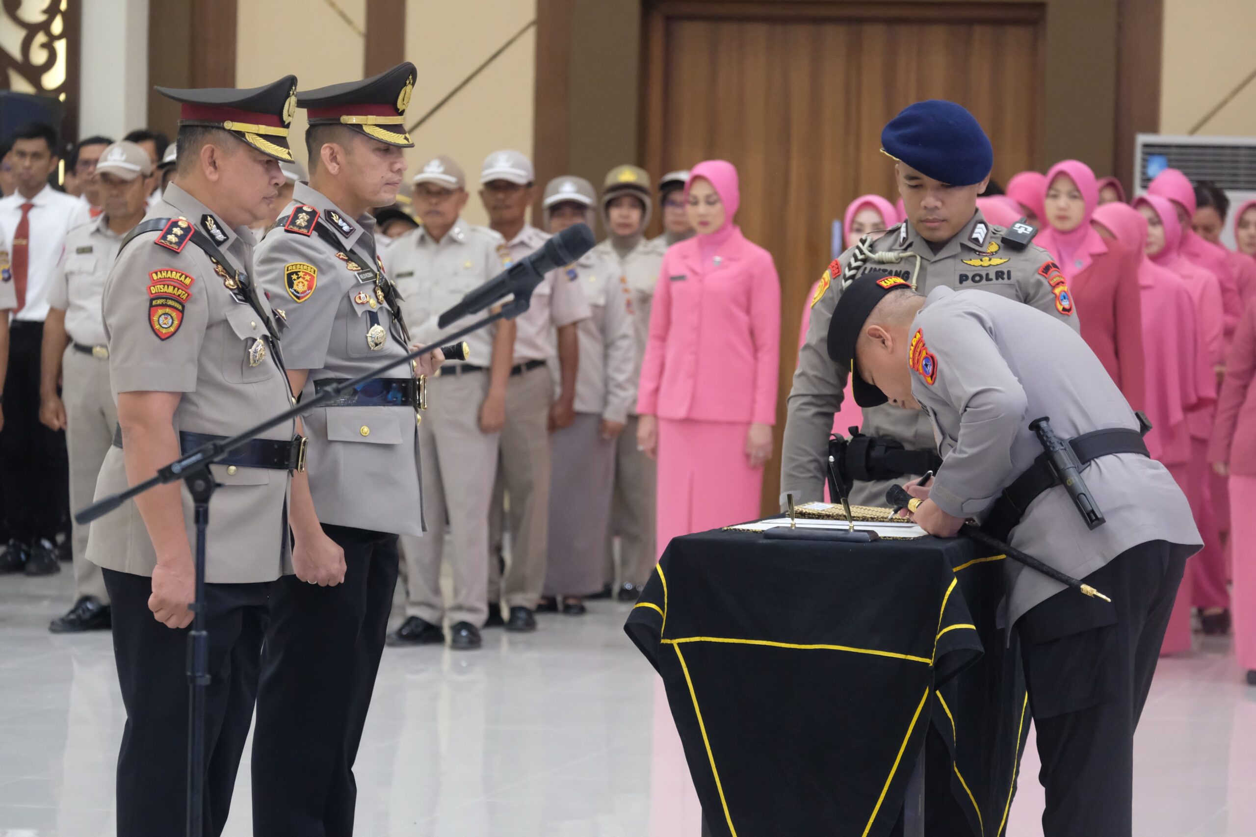 Kapolda Kalsel Resmi Lantik Pejabat Baru Dirresnarkoba, Dir Pamobvit Polda Kalsel dan Kapolres Tapin