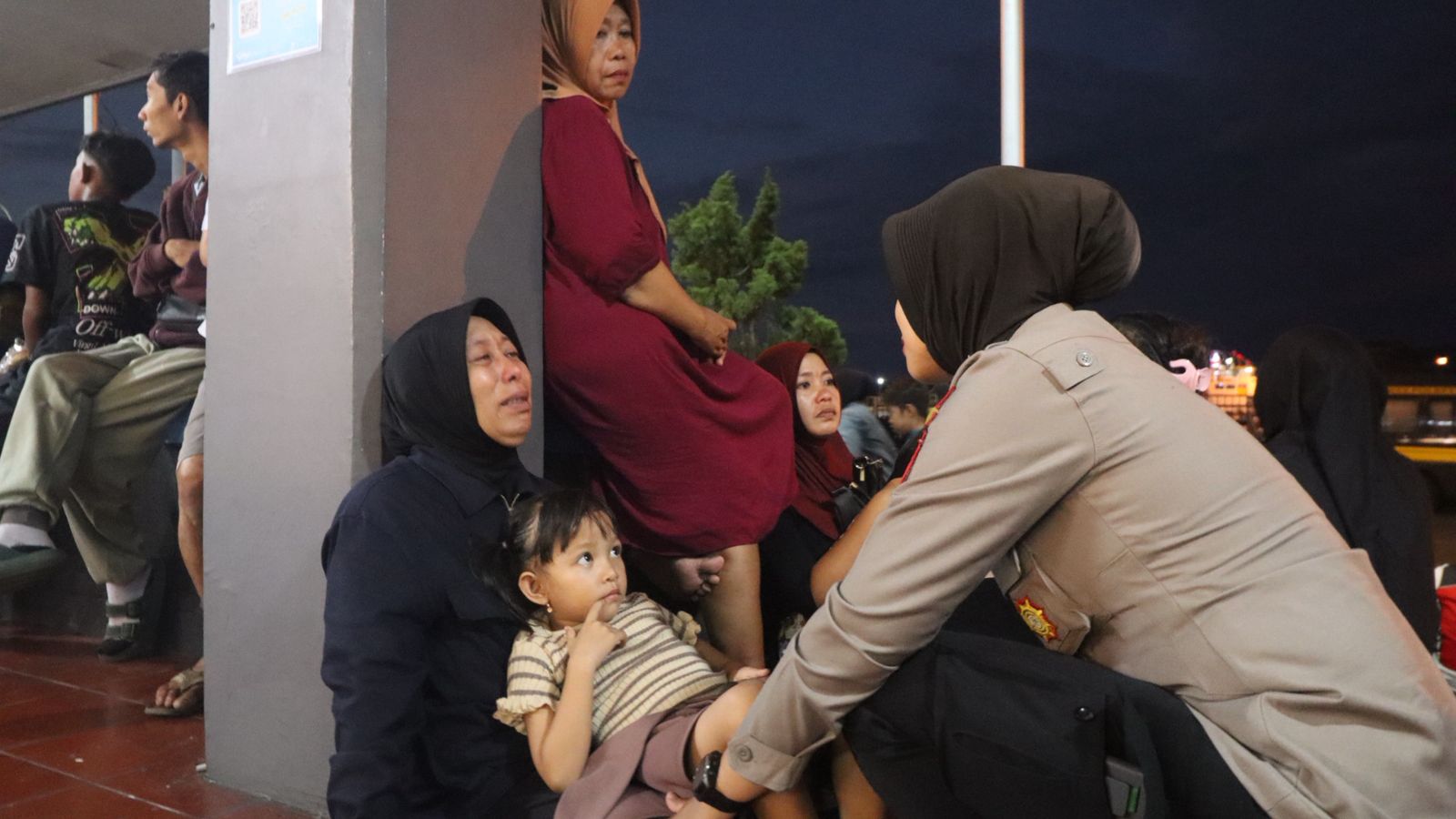Polwan Polresta Banyuwangi Dampingi Korban Selamat KMP Tunu Pratama Jaya,Lakukan Trauma Healing