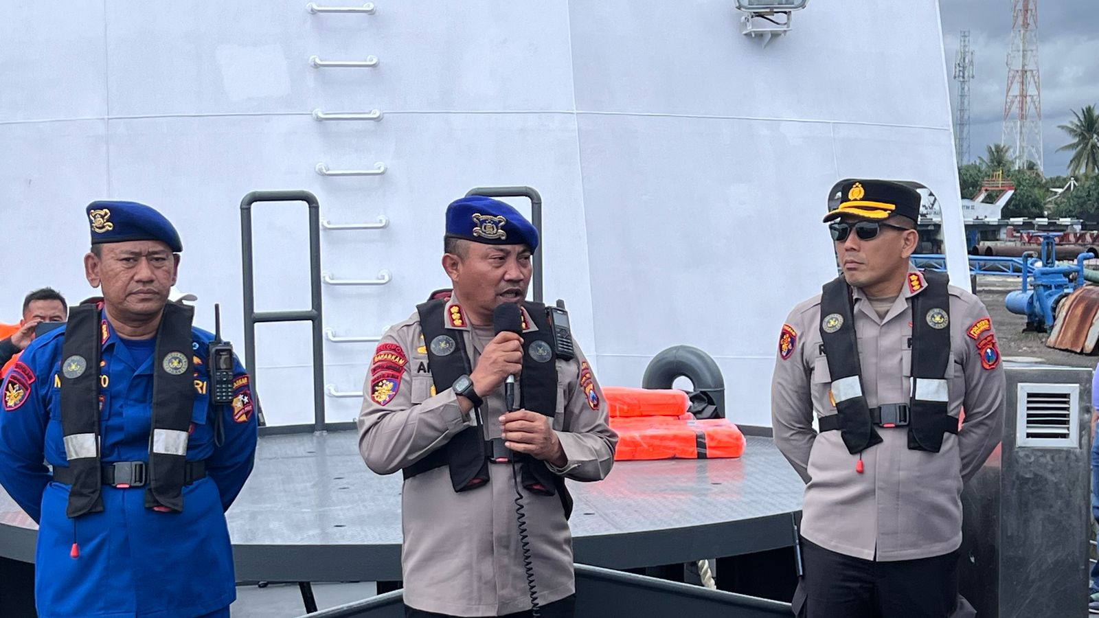 Kapolresta Banyuwangi dan Dirpolairud Polda Jatim,Pimpin Pencarian Lanjutan Korban KMP Tunu Pratama Jaya di Selat Bali
