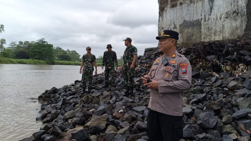 Polsek Kabat Sisir Pesisir Pantai, Ajak Warga Laporkan Bila Temuan Terkait KMP Tunu Pratama Jaya