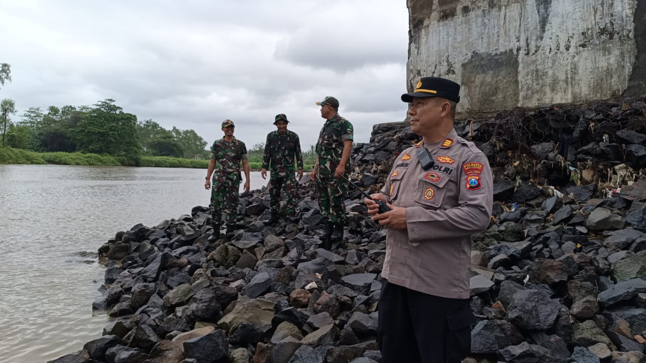 Polsek Kabat Sisir Pesisir Pantai, Ajak Warga Laporkan Bila Temuan Terkait KMP Tunu Pratama Jaya
