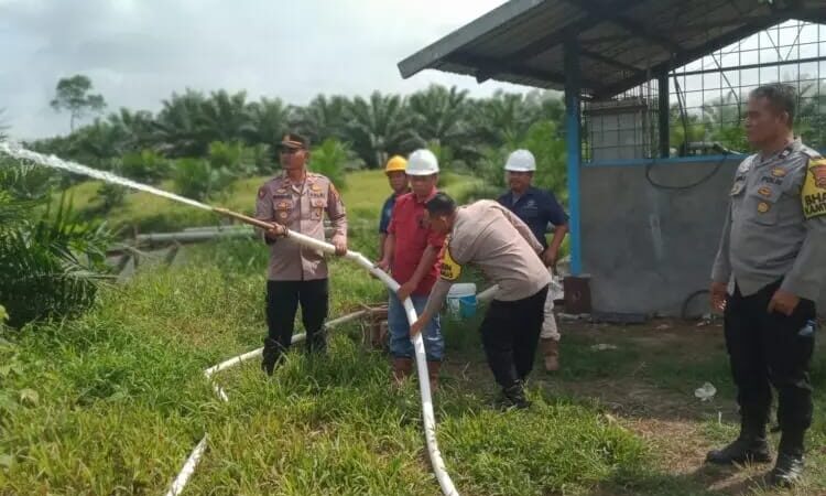 Antisipasi Meluasnya Kebakaran Hutan di Muara Sabak,Kapolsek Muara Sabak Cek Peralatan Pemadam Kebakaran 
