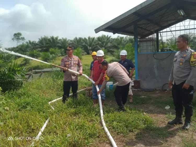 Antisipasi Meluasnya Kebakaran Hutan di Muara Sabak,Kapolsek Muara Sabak Cek Peralatan Pemadam Kebakaran