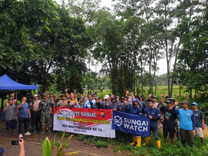 Meriahkan HUT Bhayangkara ke-79, Polsek Singojuruh Gelar Bakti Sosial,Gandeng TNI dan Team Sungai Watch Bersihkan Sampah di Aliran Sungai  