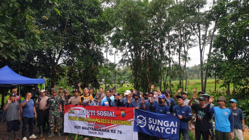 Meriahkan HUT Bhayangkara ke-79, Polsek Singojuruh Gelar Bakti Sosial,Gandeng TNI dan Team Sungai Watch Bersihkan Sampah di Aliran Sungai  