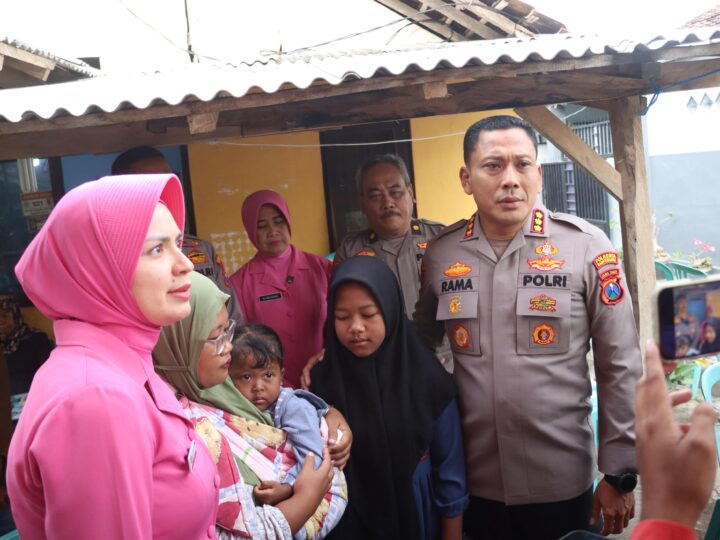 Kapolresta Banyuwangi dan GM ASDP turun langsung Bagikan Puluhan Selimut dan Matras untuk Keluarga Korban di ASDP Ketapang