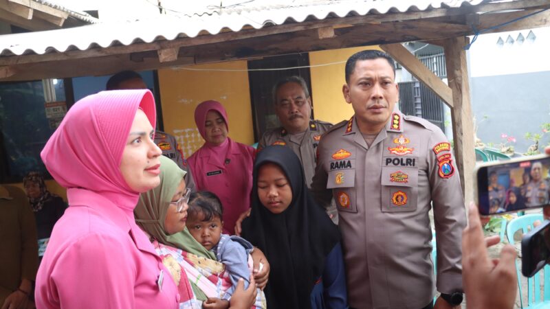 Kapolresta Banyuwangi dan GM ASDP turun langsung Bagikan Puluhan Selimut dan Matras untuk Keluarga Korban di ASDP Ketapang