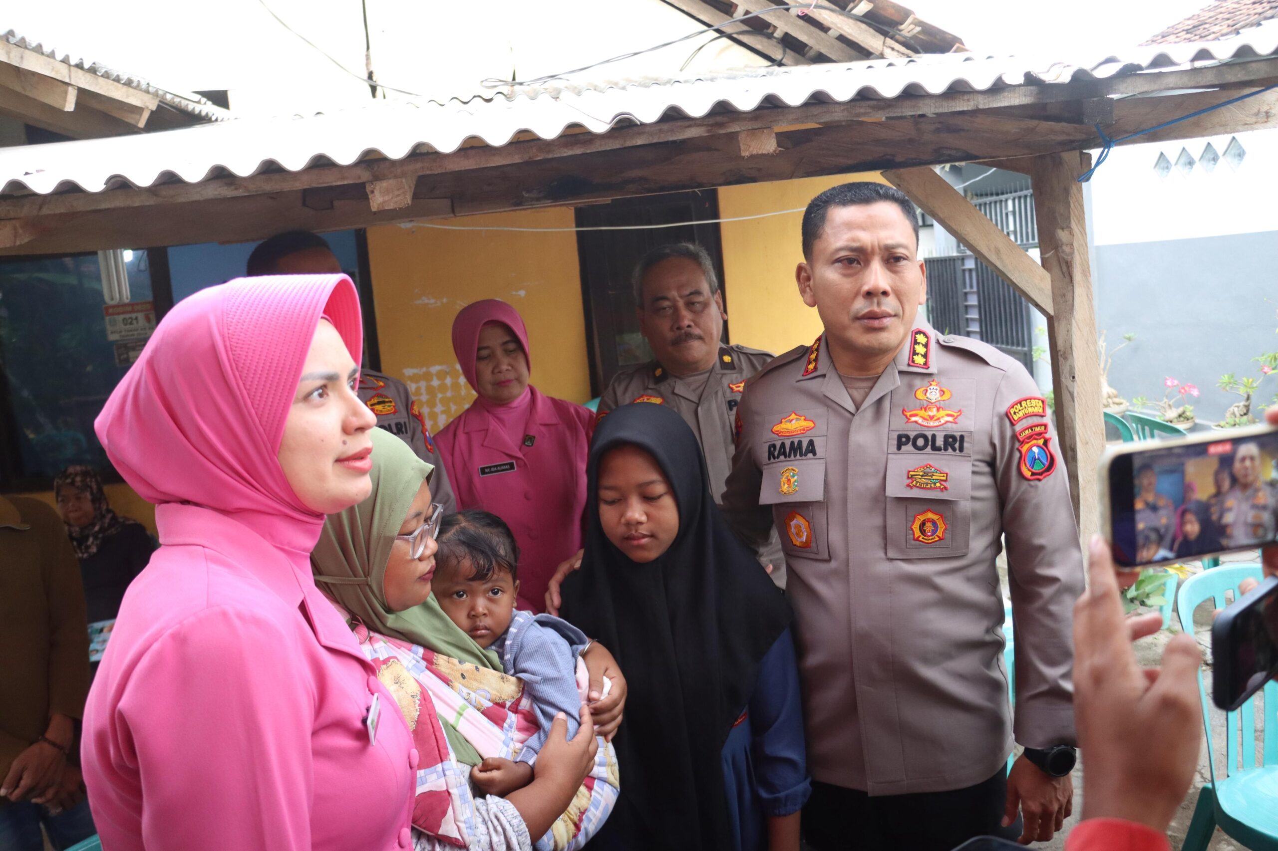 Kapolresta Banyuwangi dan GM ASDP turun langsung Bagikan Puluhan Selimut dan Matras untuk Keluarga Korban di ASDP Ketapang