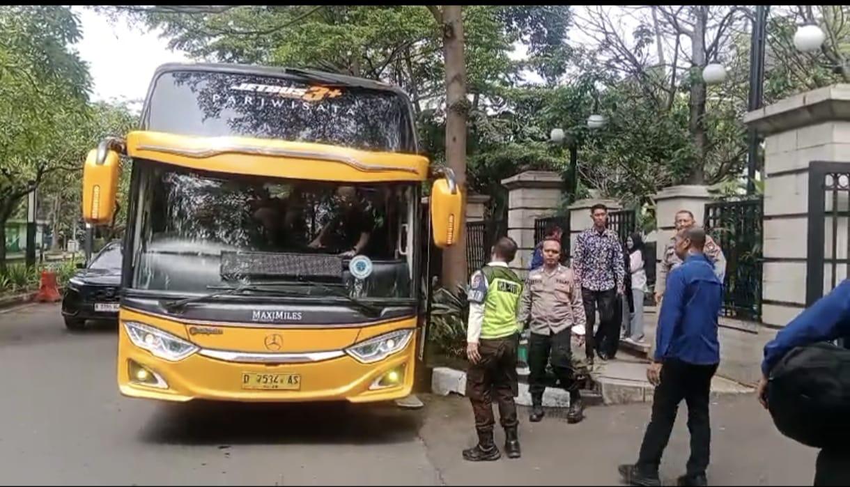 Polisi lakukan Pengamanan Kedatangan Tim Oxford United Untuk Piala Presiden 2025 di Bandung
