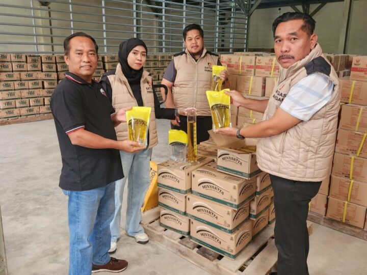Satgas Pangan Ditreskrimsus Polda Kalsel Periksa Stok Minyakita di Gudang PT.Sarimekar