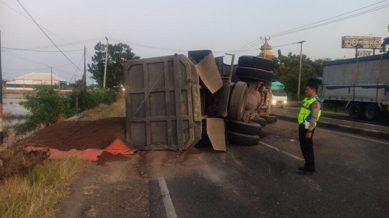 Polisi Evakuasi Truk Tronton Terguling di Kandanghaur Indramayu, Muatan Pasir Tumpah ke Jalan