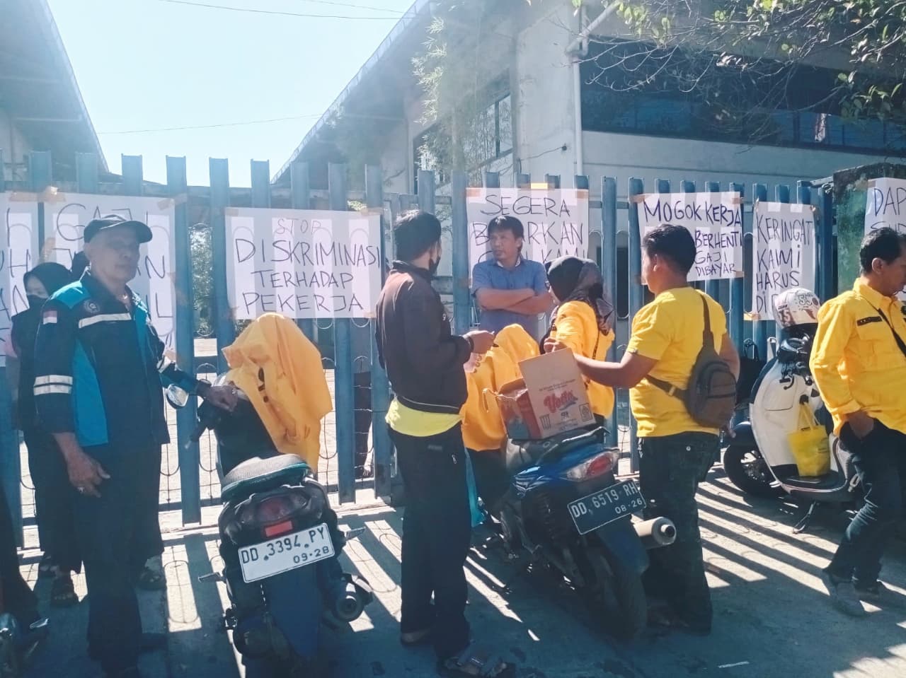 Puluhan Karyawan PT. Indobrush Utama Makassar Gelar Mogok Kerja