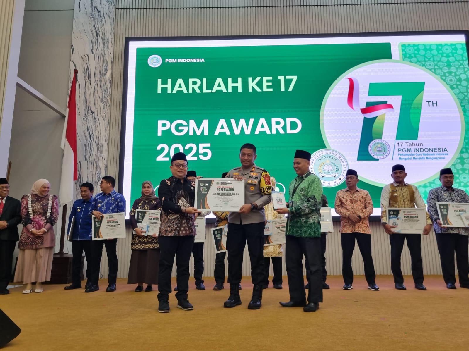 Wujudkan Asta Cita SDM Unggul, Kemenag RI Berikan Penghargaan PGM Award Kepada Kapolres Tasikmalaya Kota