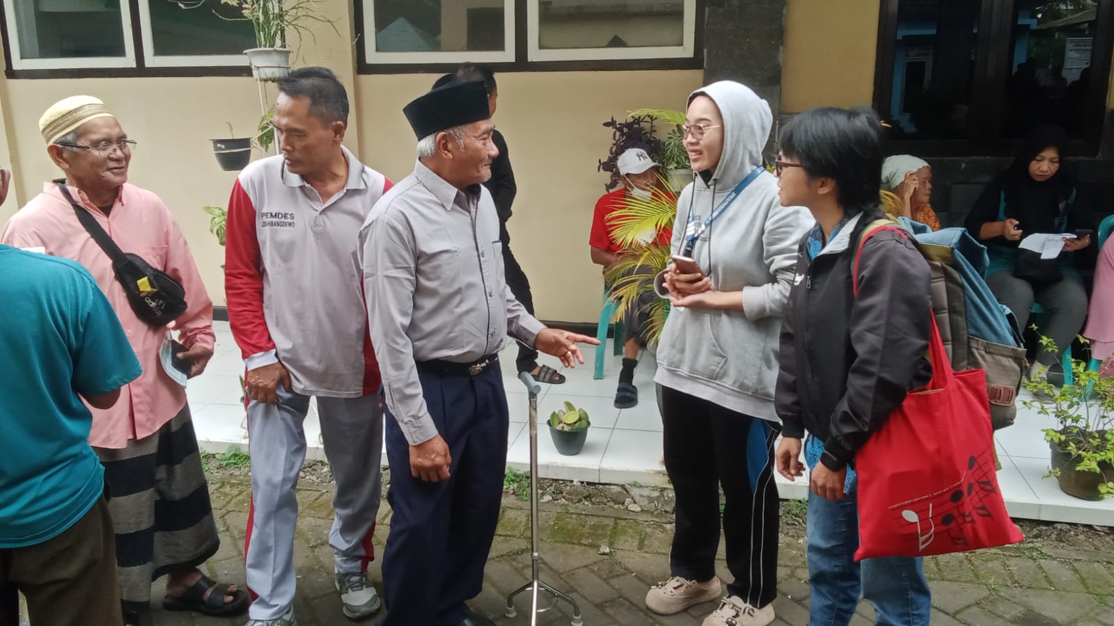 Walaupun Sakit,Kepala Desa Lemahbang Dewo Kecamatan Rogojampi Tetap Maksimal Melayani Warganya