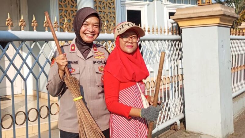 Polisi Pimpin Pasukan Ibu Ibu, Lakukan Bakti Sosial Bersihkan Lingkungan