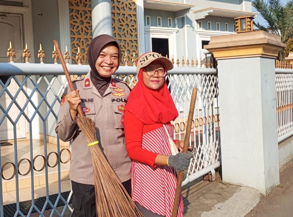 Polisi Pimpin Pasukan Ibu Ibu, Lakukan Bakti Sosial Bersihkan Lingkungan