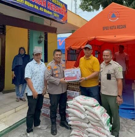 Kapolsek Medan Barat Berikan Bantuan Kepada Korban Kebakaran Kelurahan Kesawan 