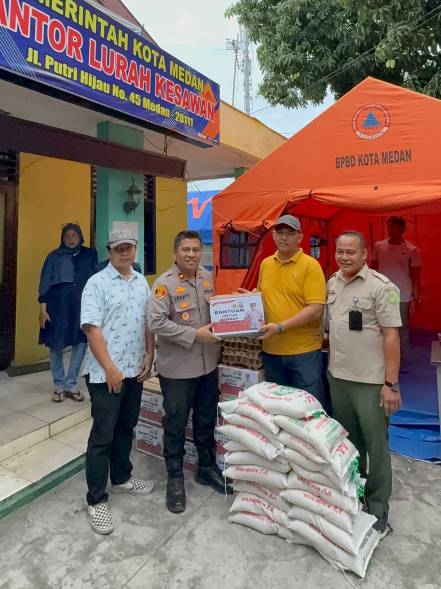 Kapolsek Medan Barat Berikan Bantuan Kepada Korban Kebakaran Kelurahan Kesawan
