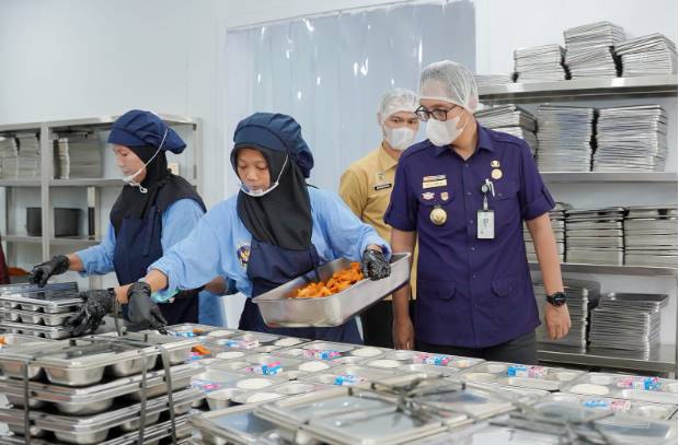 Dukung Penuh Program Makan Bergizi Gratis, Rico Waas Tinjau Langsung Pelaksanaan di SMPN 20