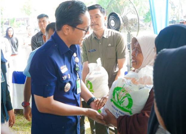 Rico Waas Salurkan Bantuan Beras pada 500 Keluarga di Medan Utara, 1.000 Asuransi Nelayan BPJS Ketenagakerjaan 