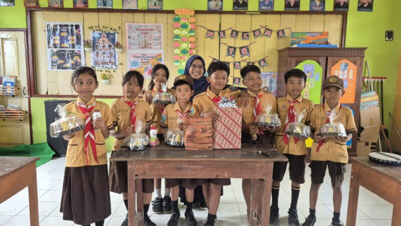 Rama Dhi Putra,Cucu Kabiro Media Radar Bhayangkara Indonesia Banyuwangi,Rayakan HUT ke-11 Tahun ,bersama Siswa-Siswi SDN.2 Desa Lemahbang Dewo  