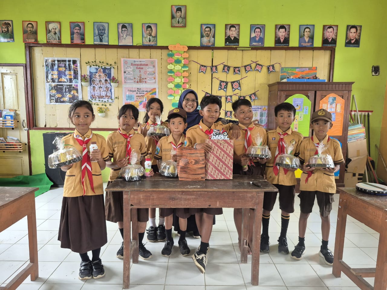 Rama Dhi Putra,Cucu Kabiro Media Radar Bhayangkara Indonesia Banyuwangi,Rayakan HUT ke-11 Tahun ,bersama Siswa-Siswi SDN.2 Desa Lemahbang Dewo