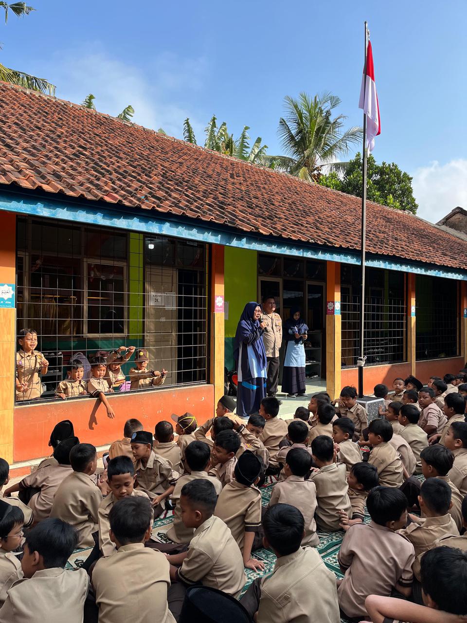 Polda Jabar Berikan Pembinaan dan Penyuluhan Bahaya akan Narkoba serta Geng Motor kepada Siswa-Siswi MI S 2 Banjar