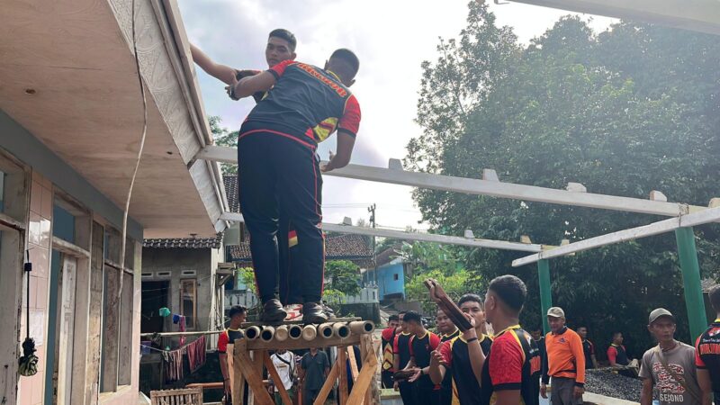 Anggota Sat Brimob Polda Jabar Gotong Royong Renovasi Masjid