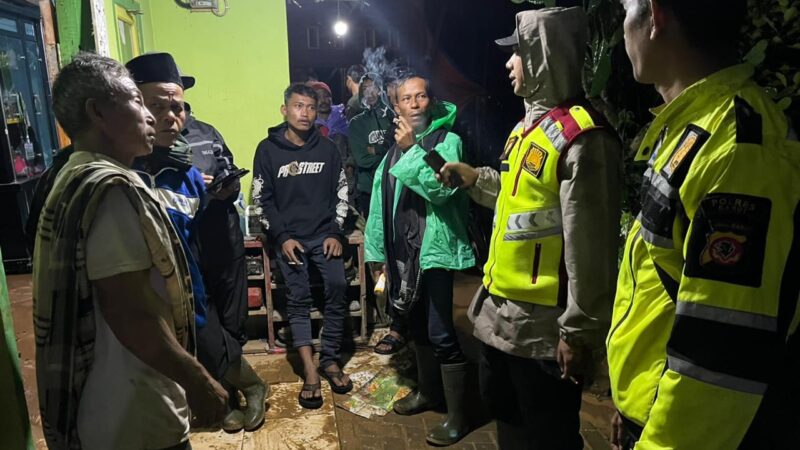 Tragis di Tengah Hujan Deras: Polisi Evakuasi Korban Longsor di Tanjung Jaya    