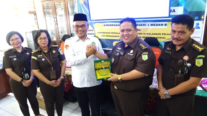 Kejati Sumut Ajak Kalangan Pelajar Madrasah Aliyah Negeri (MAN) 1 Medan Jauhi Narkoba Dan Ajarkan Etika Hukum Dalam Media Sosial