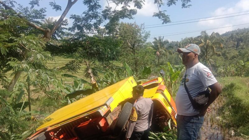 Polisi Evakuasi Kendaraan Colt Diesel Masuk Jurang