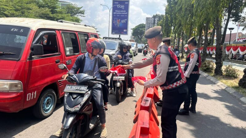Polda Sumsel Bagikan Bendera Merah Putih, Meriahkan HUT RI ke-80   