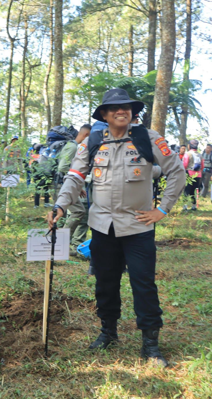 Brigjend Rhinto Pejabat Polda Jabar Tercatat Pemecah Rekor Personil Polri Tertua Naik Gunung Se Indonesia