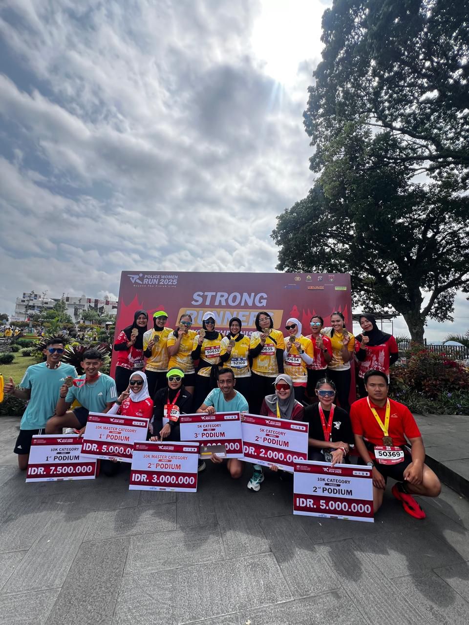 Polwan dan Personel Polda Jabar Raih Prestasi di Police Women Run 2025 Bukittinggi