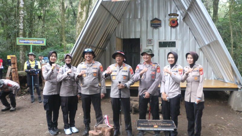 Kapolda Jabar Resmikan Shelter Pesat Gatra 93 di Gunung Ciremai, Sekaligus Pimpin Pendakian Jelang HUT Ke-80 RI