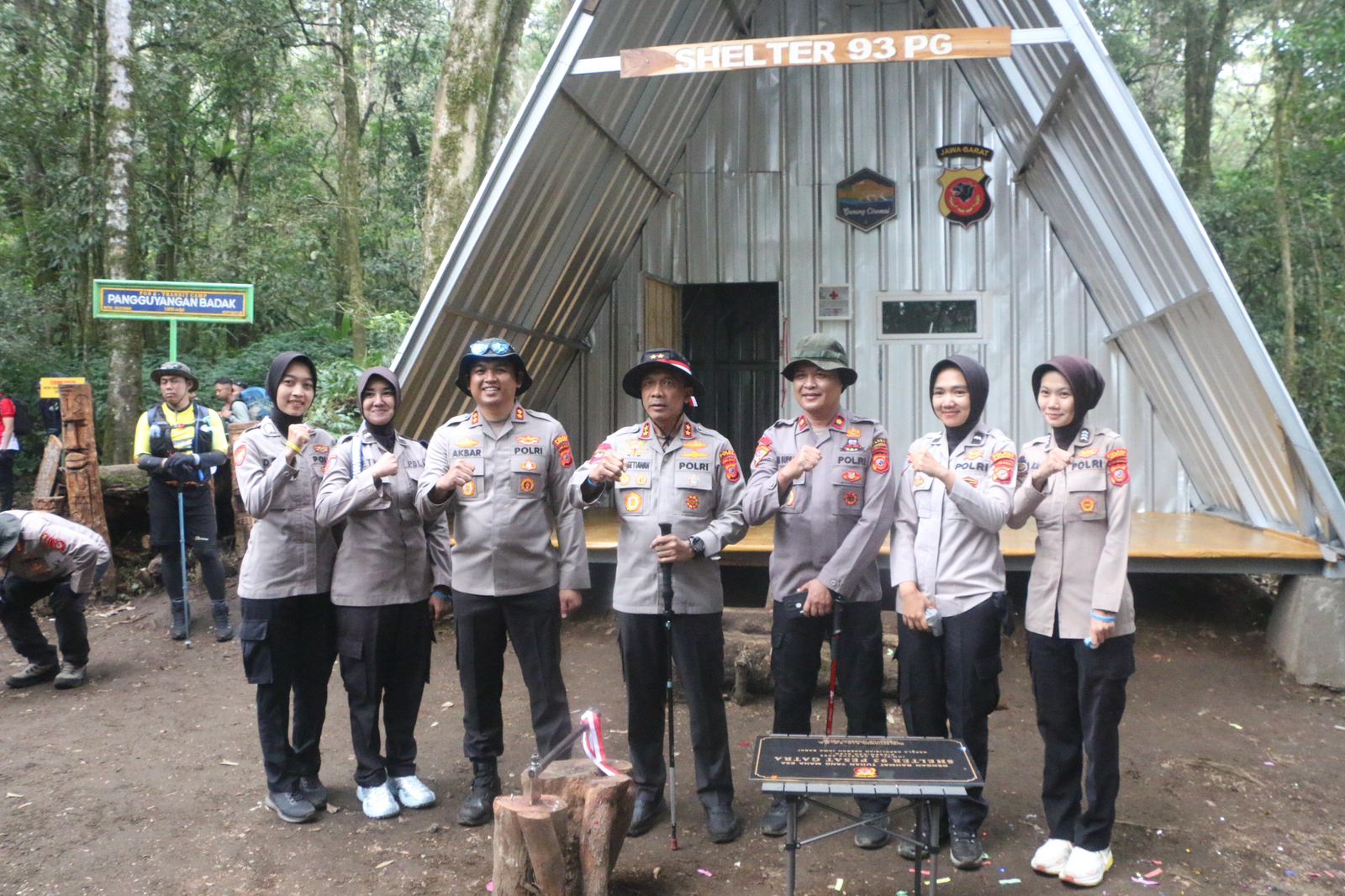 Kapolda Jabar Resmikan Shelter Pesat Gatra 93 di Gunung Ciremai, Sekaligus Pimpin Pendakian Jelang HUT Ke-80 RI