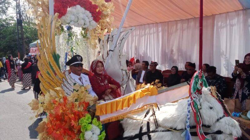 Cucu Kabiro Media Radar Bhayangkara Indonesia Banyuwangi, Ikuti Pawai Karnaval HUT Kemerdekaan RI Ke-80 di Desa Lemahbang Dewo 