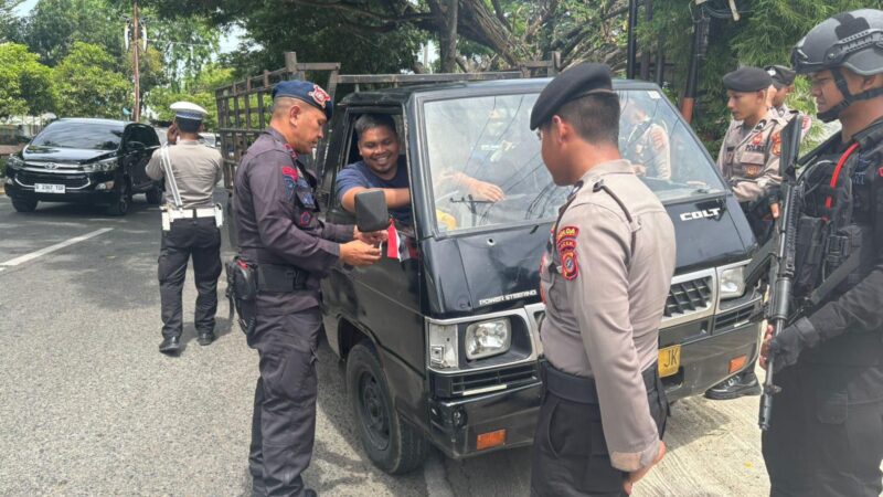 Tim Patroli KRYD Polda Aceh Pasang Bendera Merah Putih pada Kendaraan Warga
