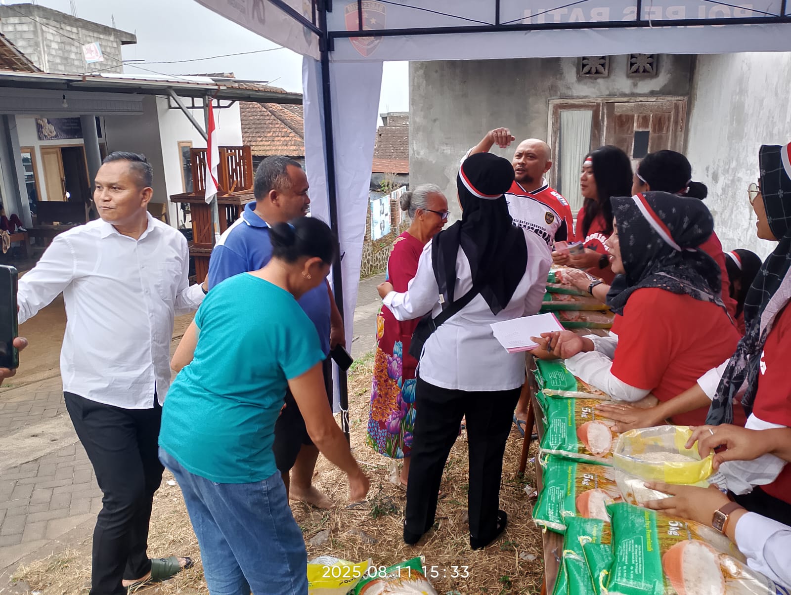 Menyambut HUT RI ke-80,Polres Batu Jual Sembako Murah Guna Membantu Masyarakat Junrejo