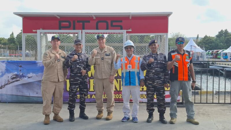 Lanal Banyuwangi Sambut Kapal Perang Amerika Serikat USS Frank Cable (US-40)