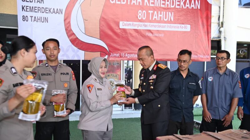 Gebyar Kemerdekaan RI ke 80, Kapolda Jabar Bagikan Minyak Goreng Gratis untuk Anggota
