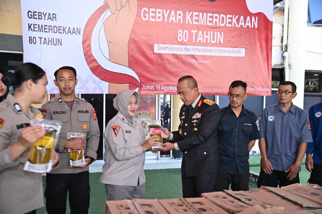 Gebyar Kemerdekaan RI ke 80, Kapolda Jabar Bagikan Minyak Goreng Gratis untuk Anggota